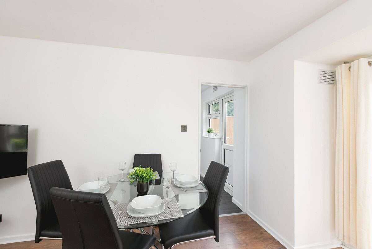 View 2 Bed Stevenage House w/Garden and Parking in SG2 9XL, Stevenage, Hertfordshire, England, United Kingdom 2 Bed Stevenage House w/Garden and Parking in SG2 9XL, Stevenage, Hertfordshire, England, United Kingdom - Property image 22 - VivreStays
