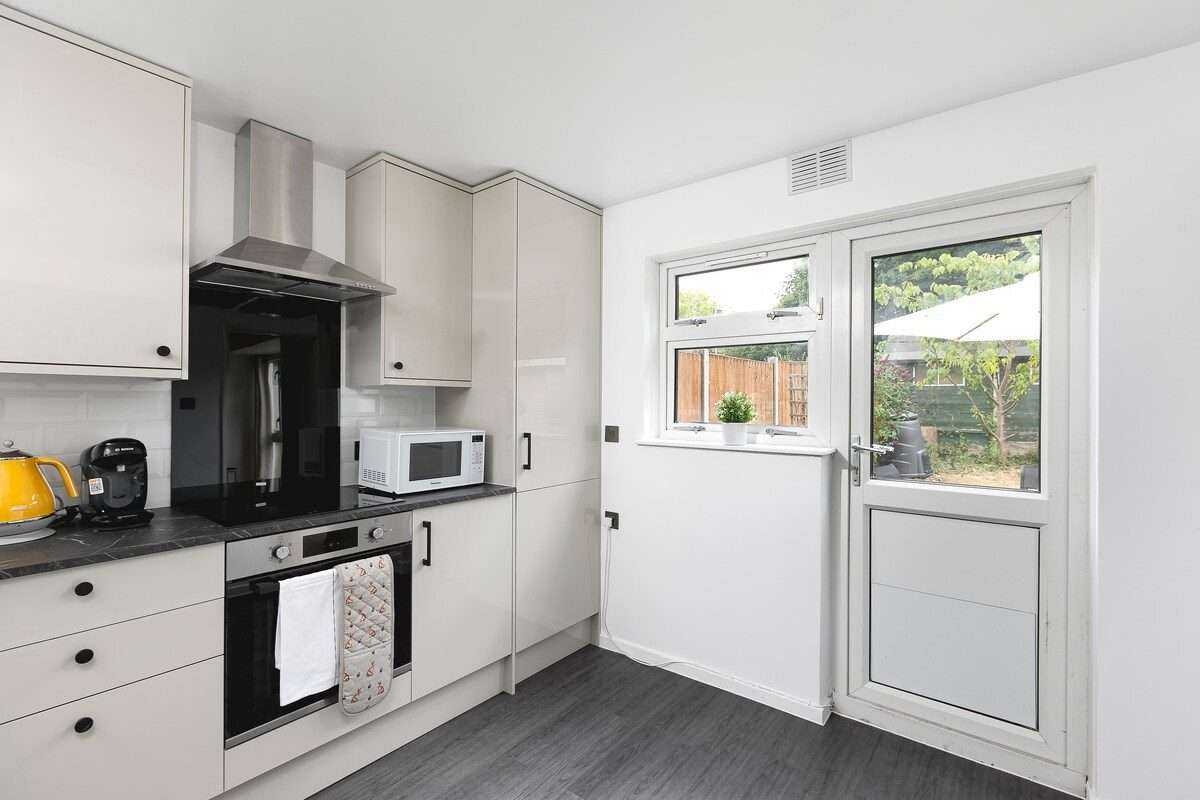 View 2 Bed Stevenage House w/Garden and Parking in SG2 9XL, Stevenage, Hertfordshire, England, United Kingdom 2 Bed Stevenage House w/Garden and Parking in SG2 9XL, Stevenage, Hertfordshire, England, United Kingdom - Property image 25 - VivreStays
