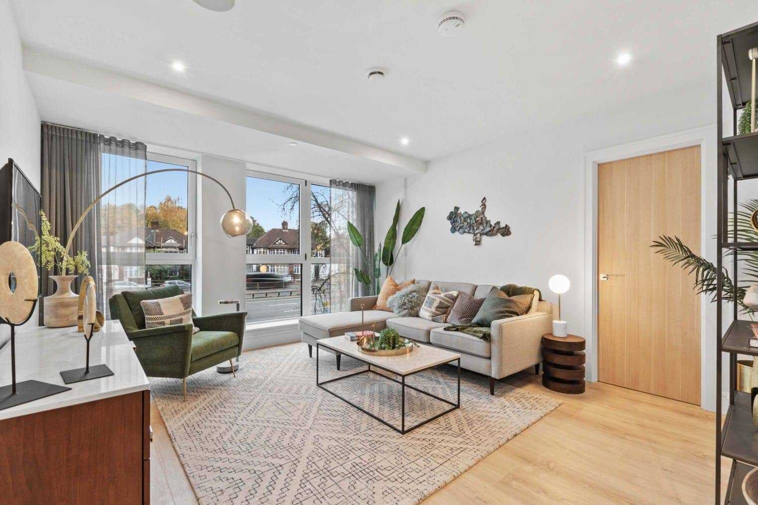 Prime Location - Parking + Fast Wifi + SmartTVs in 62 London Road, MK5 8AQ - Property image 2 - VivreStays