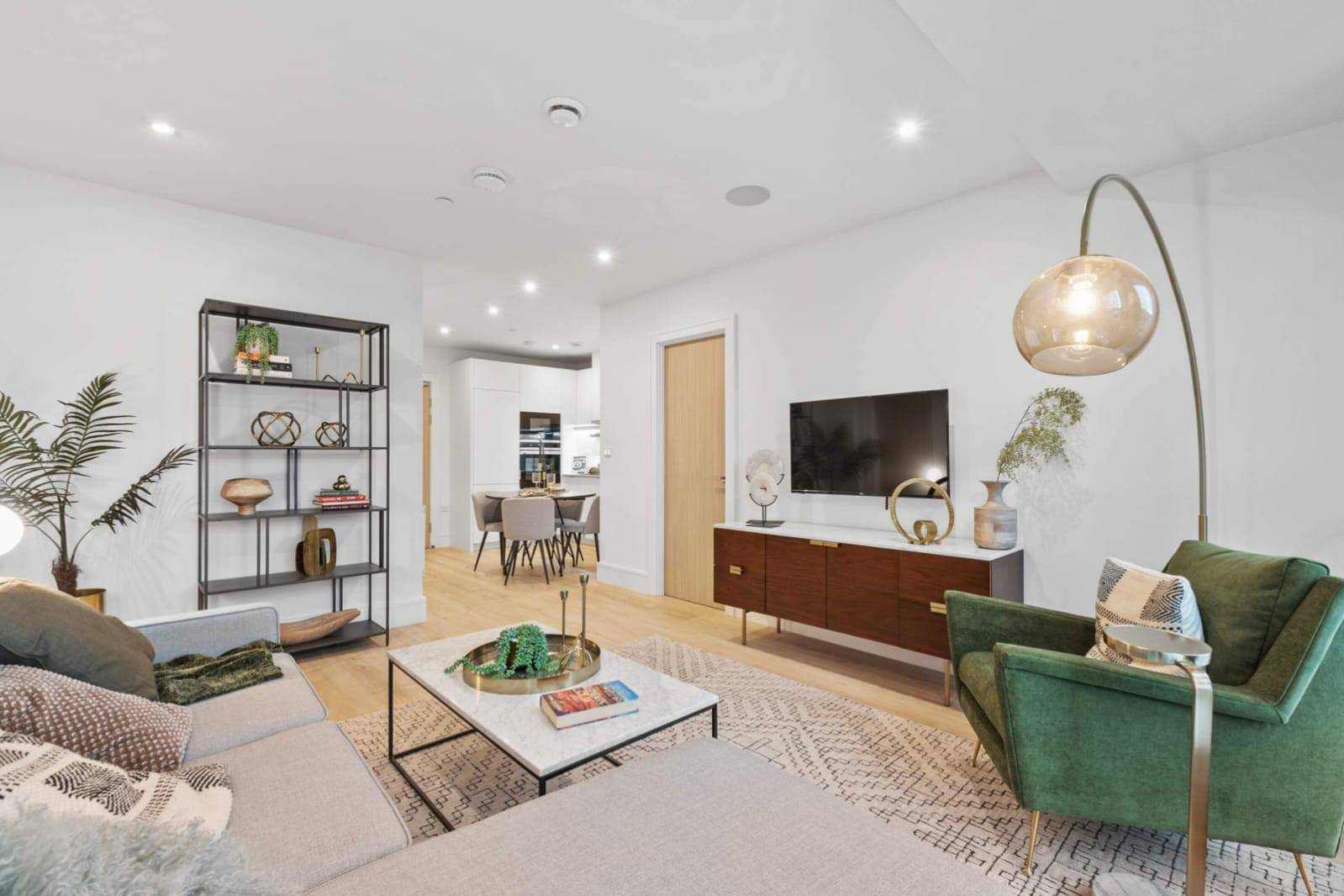 Prime Location - Parking + Fast Wifi + SmartTVs in 62 London Road, MK5 8AQ - Property image 3 - VivreStays