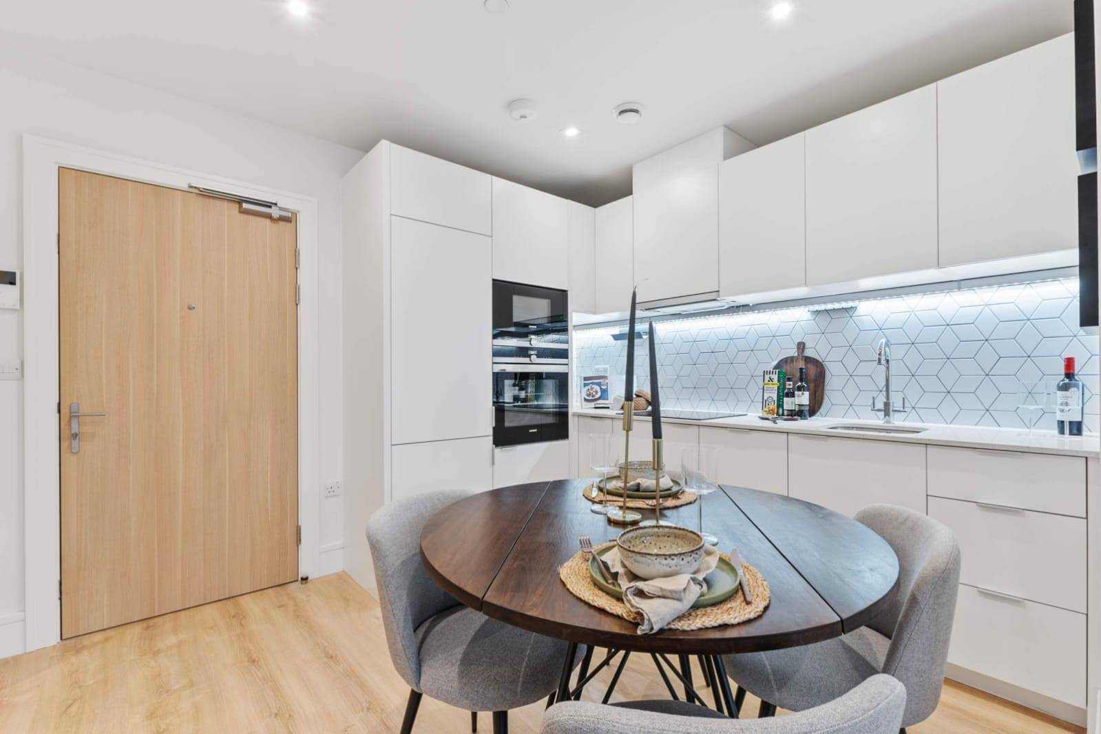 Prime Location - Parking + Fast Wifi + SmartTVs in 62 London Road, MK5 8AQ - Property image 4 - VivreStays