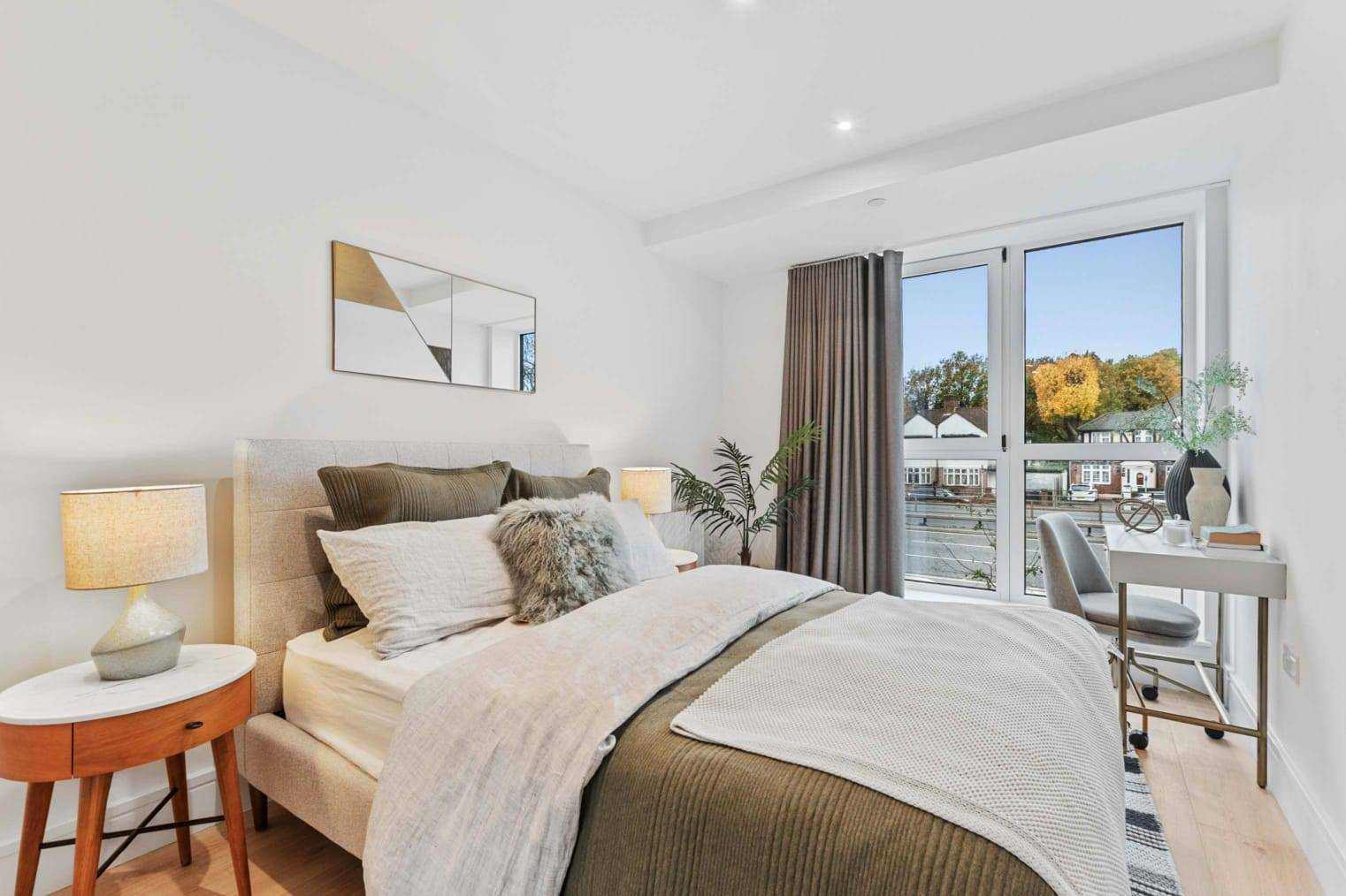 Prime Location - Parking + Fast Wifi + SmartTVs in 62 London Road, MK5 8AQ - Property image 5 - VivreStays