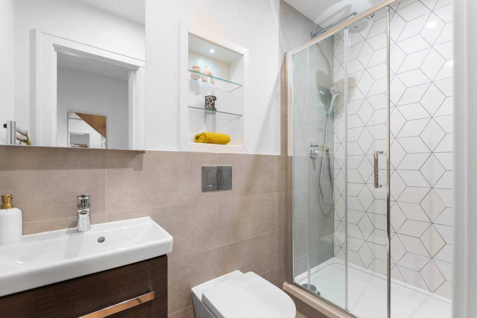 Prime Location - Parking + Fast Wifi + SmartTVs in 62 London Road, MK5 8AQ - Property image 6 - VivreStays