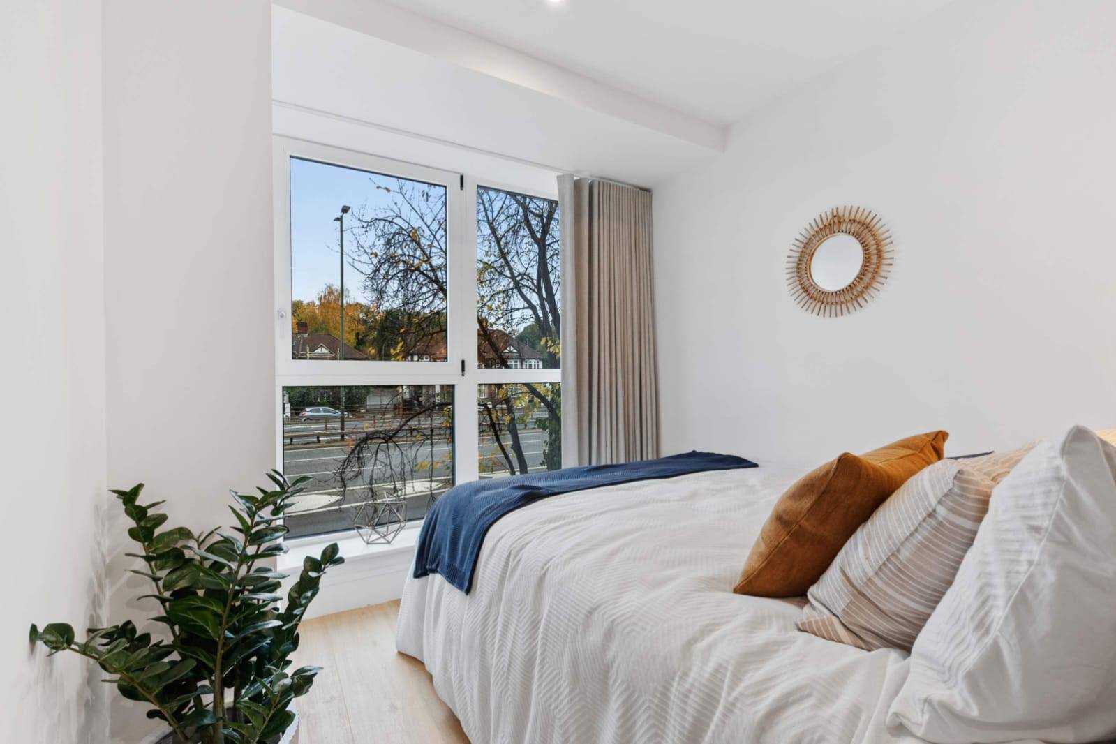 Prime Location - Parking + Fast Wifi + SmartTVs in 62 London Road, MK5 8AQ - Property image 7 - VivreStays