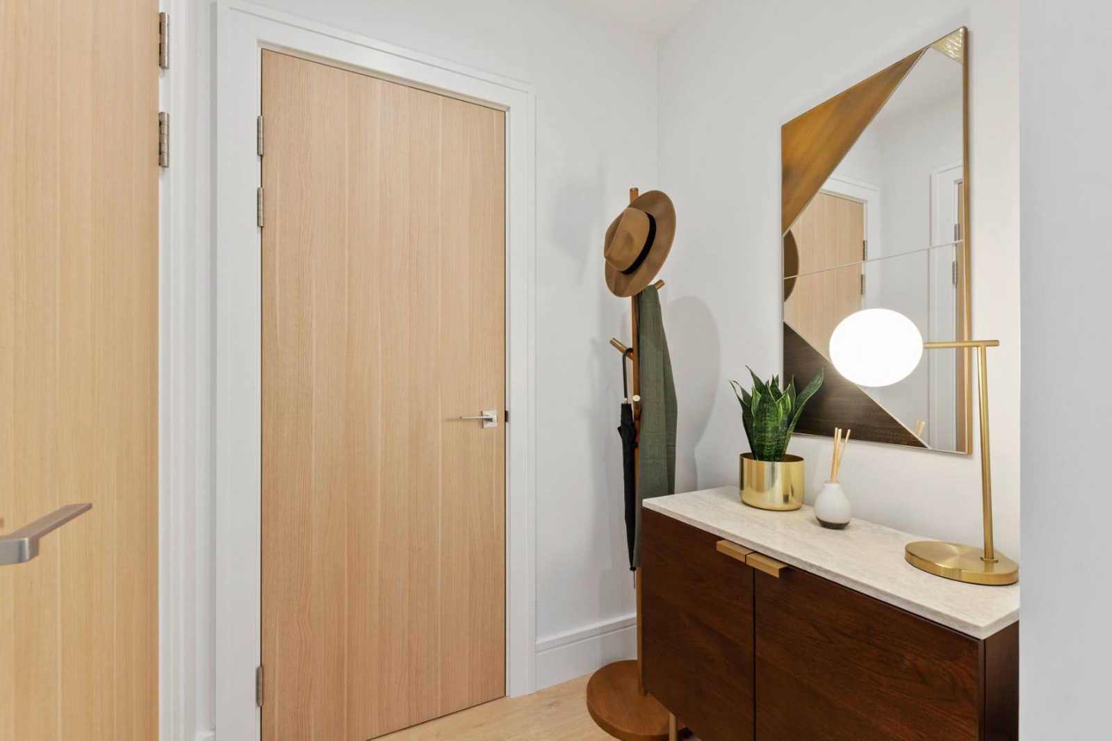 Prime Location - Parking + Fast Wifi + SmartTVs in 62 London Road, MK5 8AQ - Property image 8 - VivreStays