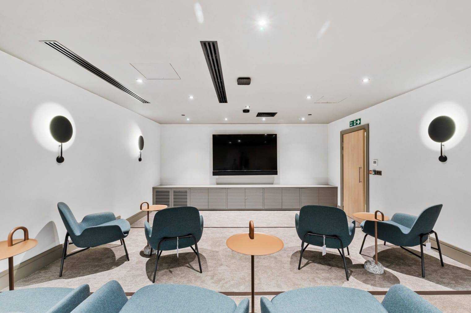 Prime Location - Parking + Fast Wifi + SmartTVs in 62 London Road, MK5 8AQ - Property image 9 - VivreStays