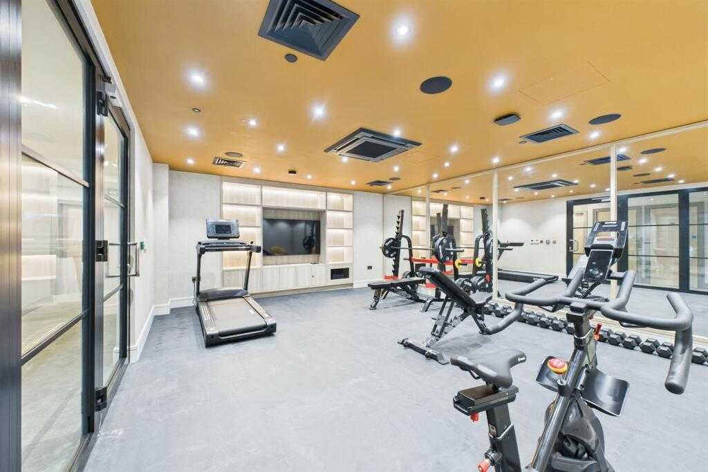 Prime Location - Parking + Fast Wifi + SmartTVs in 62 London Road, MK5 8AQ - Property image 11 - VivreStays