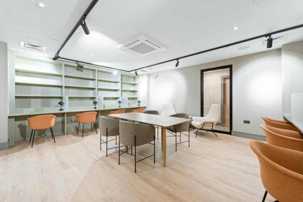 Prime Location - Parking + Fast Wifi + SmartTVs in 62 London Road, MK5 8AQ - Property image 12 - VivreStays
