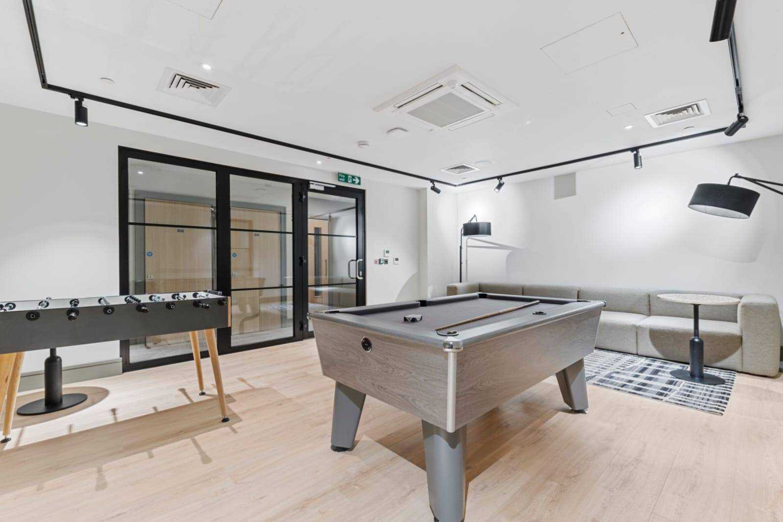 Prime Location - Parking + Fast Wifi + SmartTVs in 62 London Road, MK5 8AQ - Property image 13 - VivreStays