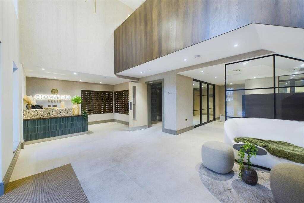 Prime Location - Parking + Fast Wifi + SmartTVs in 62 London Road, MK5 8AQ - Property image 14 - VivreStays