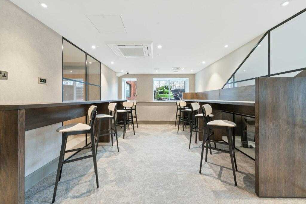 Prime Location - Parking + Fast Wifi + SmartTVs in 62 London Road, MK5 8AQ - Property image 15 - VivreStays