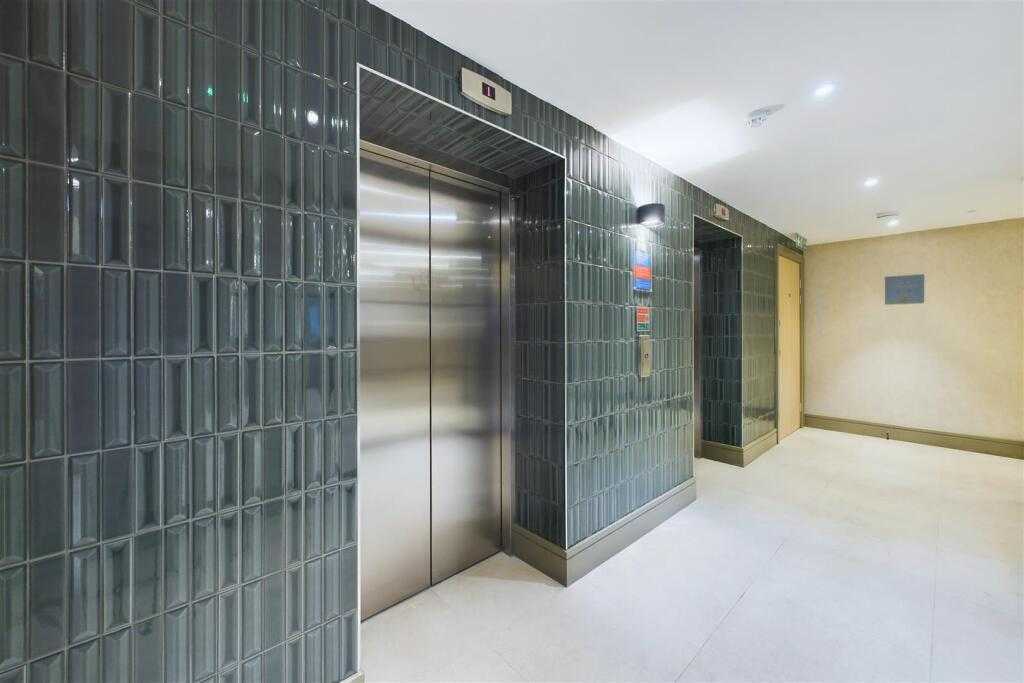 Prime Location - Parking + Fast Wifi + SmartTVs in 62 London Road, MK5 8AQ - Property image 16 - VivreStays