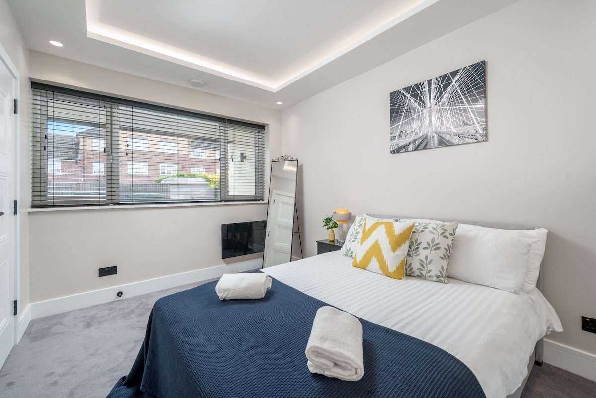 View Beautiful London Cockfosters Aptmt Near Tube, WiFi Beautiful London Cockfosters Aptmt Near Tube, WiFi serviced apartment - Barnet - VivreStays