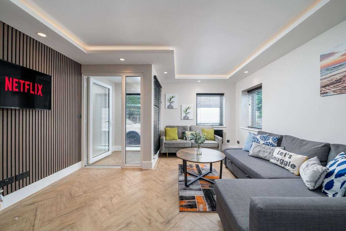 Beautiful London Cockfosters Aptmt Near Tube, WiFi in EN4 0DL - Property image 2 - VivreStays
