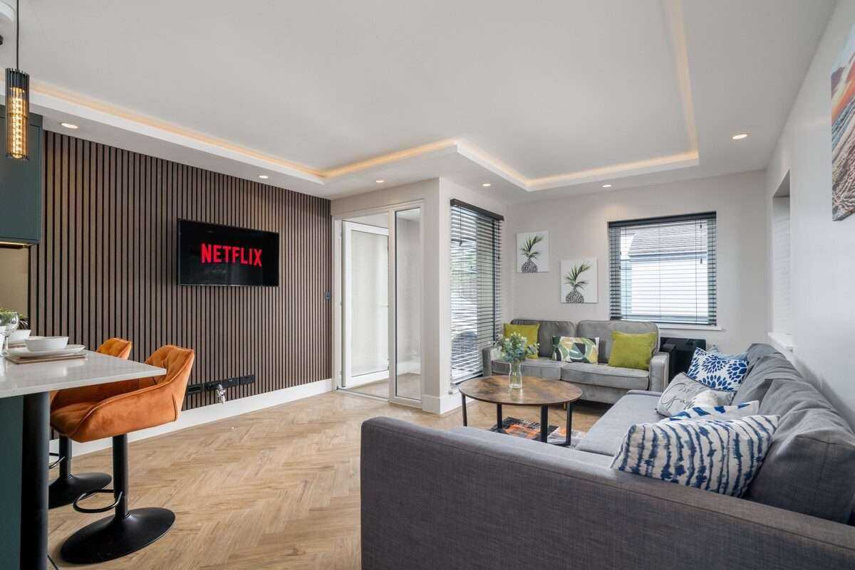 Beautiful London Cockfosters Aptmt Near Tube, WiFi in EN4 0DL - Property image 3 - VivreStays