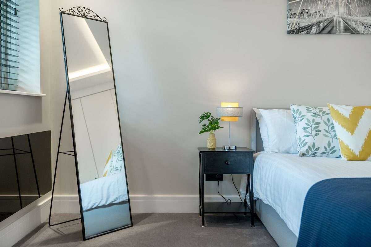 Beautiful London Cockfosters Aptmt Near Tube, WiFi in EN4 0DL - Property image 17 - VivreStays