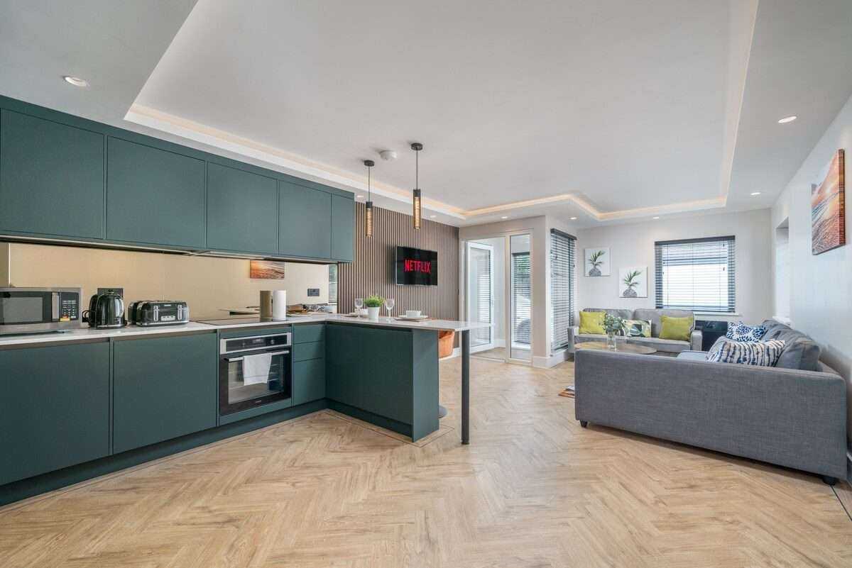 Beautiful London Cockfosters Aptmt Near Tube, WiFi in EN4 0DL - Property image 18 - VivreStays