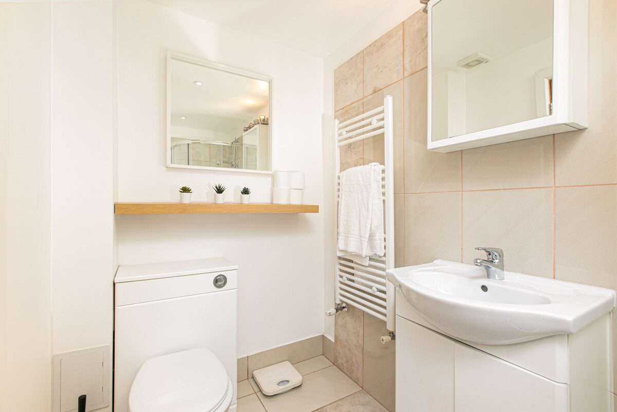 View 1 Bed Kings Cross & St Pancras in 129 King's Cross Road, WC1X 9BJ 1 Bed Kings Cross & St Pancras in 129 King's Cross Road, WC1X 9BJ - Property image 2 - VivreStays
