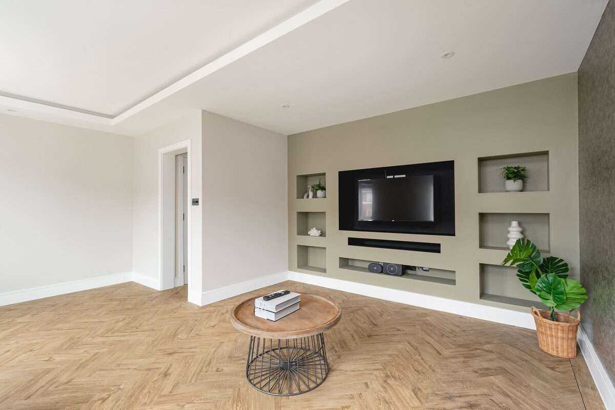 View 4 Bed Cozy Cockfosters Apartment Minutes to Tube in EN4 0DW 4 Bed Cozy Cockfosters Apartment Minutes to Tube in EN4 0DW - Property image 2 - VivreStays