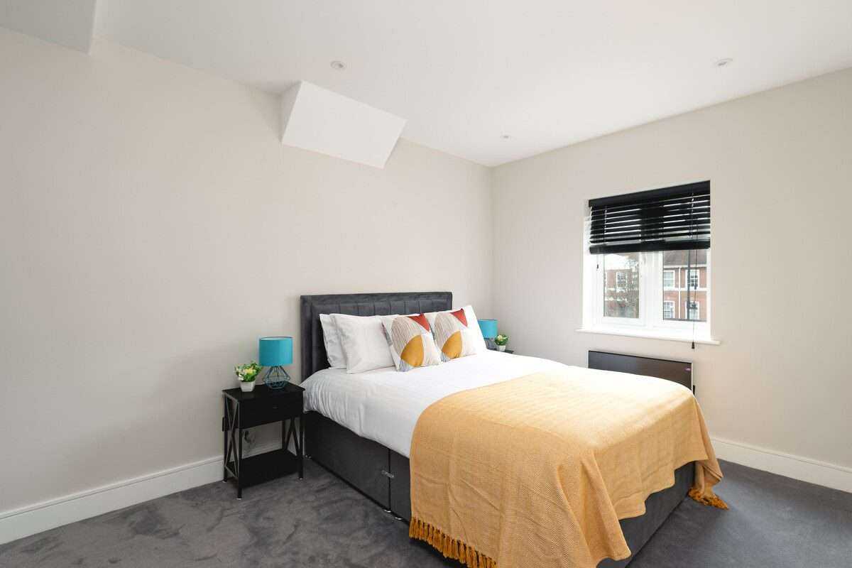 View 4 Bed Cozy Cockfosters Apartment Minutes to Tube in EN4 0DW 4 Bed Cozy Cockfosters Apartment Minutes to Tube in EN4 0DW - Property image 3 - VivreStays