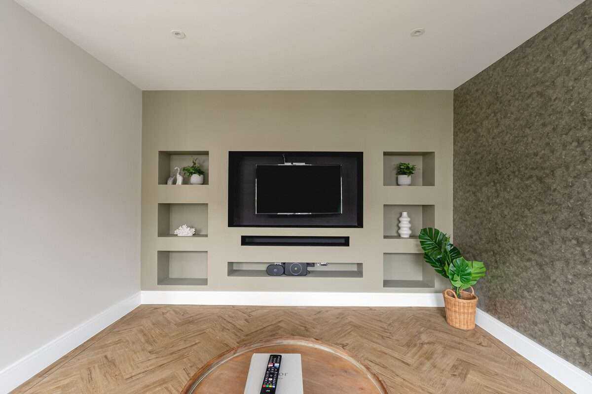 View 4 Bed Cozy Cockfosters Apartment Minutes to Tube in EN4 0DW 4 Bed Cozy Cockfosters Apartment Minutes to Tube in EN4 0DW - Property image 4 - VivreStays