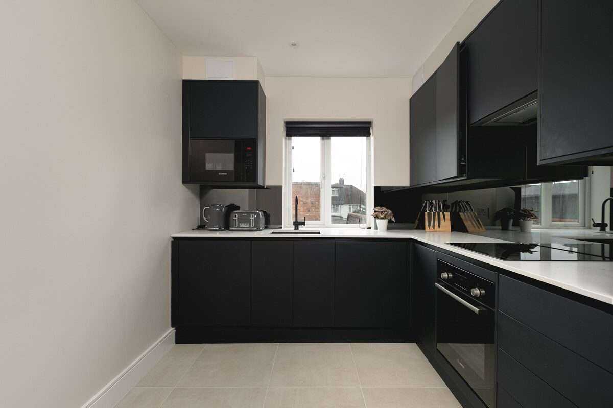 View 4 Bed Cozy Cockfosters Apartment Minutes to Tube in EN4 0DW 4 Bed Cozy Cockfosters Apartment Minutes to Tube in EN4 0DW - Property image 5 - VivreStays