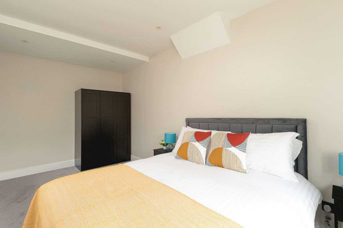 View 4 Bed Cozy Cockfosters Apartment Minutes to Tube in EN4 0DW 4 Bed Cozy Cockfosters Apartment Minutes to Tube in EN4 0DW - Property image 8 - VivreStays