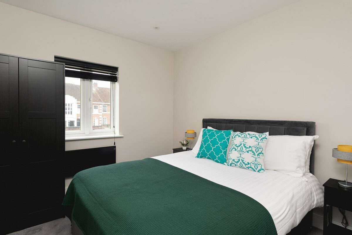 View 4 Bed Cozy Cockfosters Apartment Minutes to Tube in EN4 0DW 4 Bed Cozy Cockfosters Apartment Minutes to Tube in EN4 0DW - Property image 10 - VivreStays
