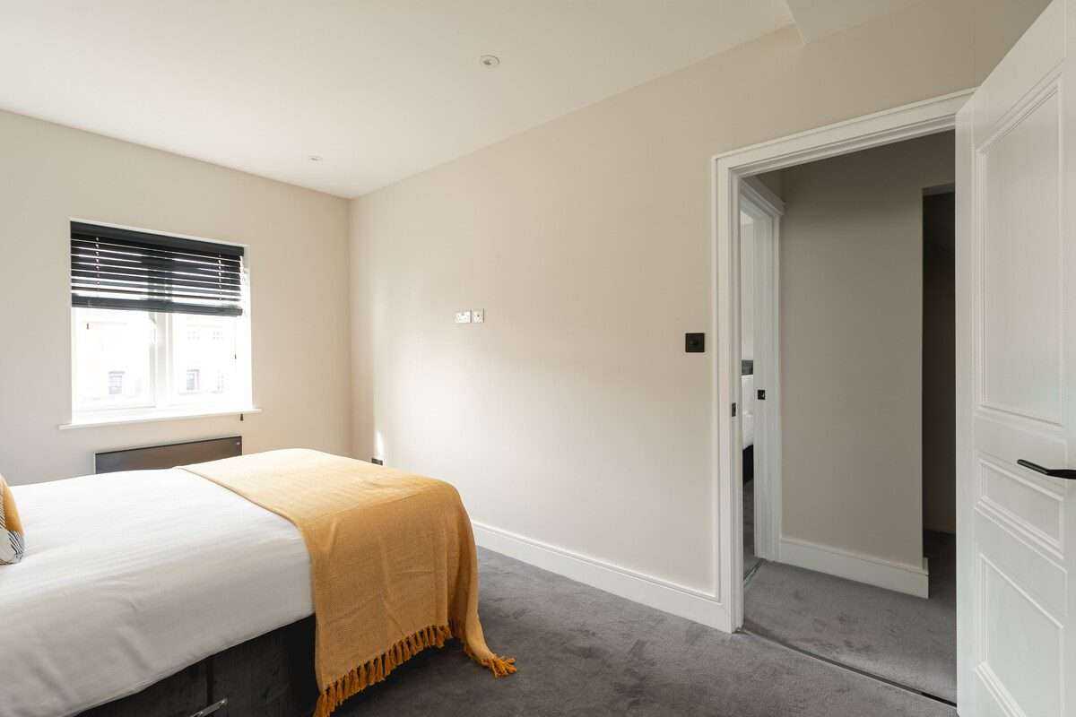 View 4 Bed Cozy Cockfosters Apartment Minutes to Tube in EN4 0DW 4 Bed Cozy Cockfosters Apartment Minutes to Tube in EN4 0DW - Property image 12 - VivreStays