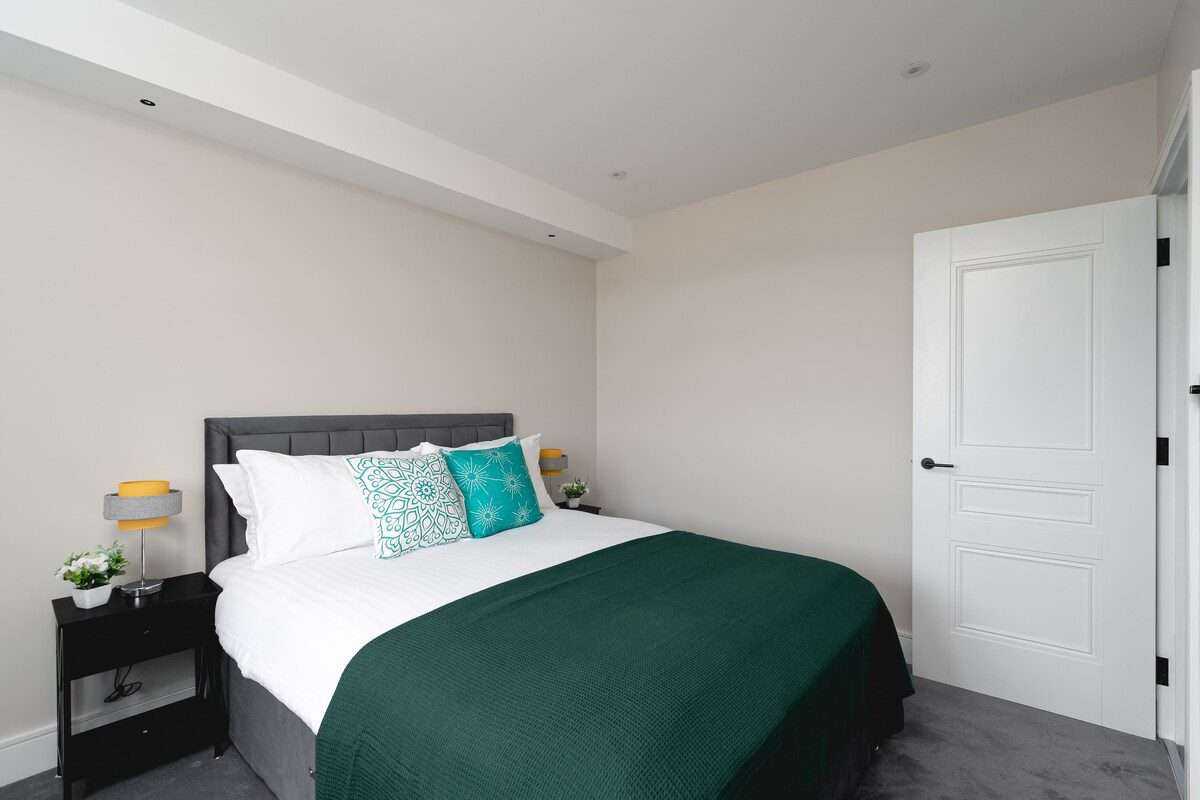 View 4 Bed Cozy Cockfosters Apartment Minutes to Tube in EN4 0DW 4 Bed Cozy Cockfosters Apartment Minutes to Tube in EN4 0DW - Property image 13 - VivreStays