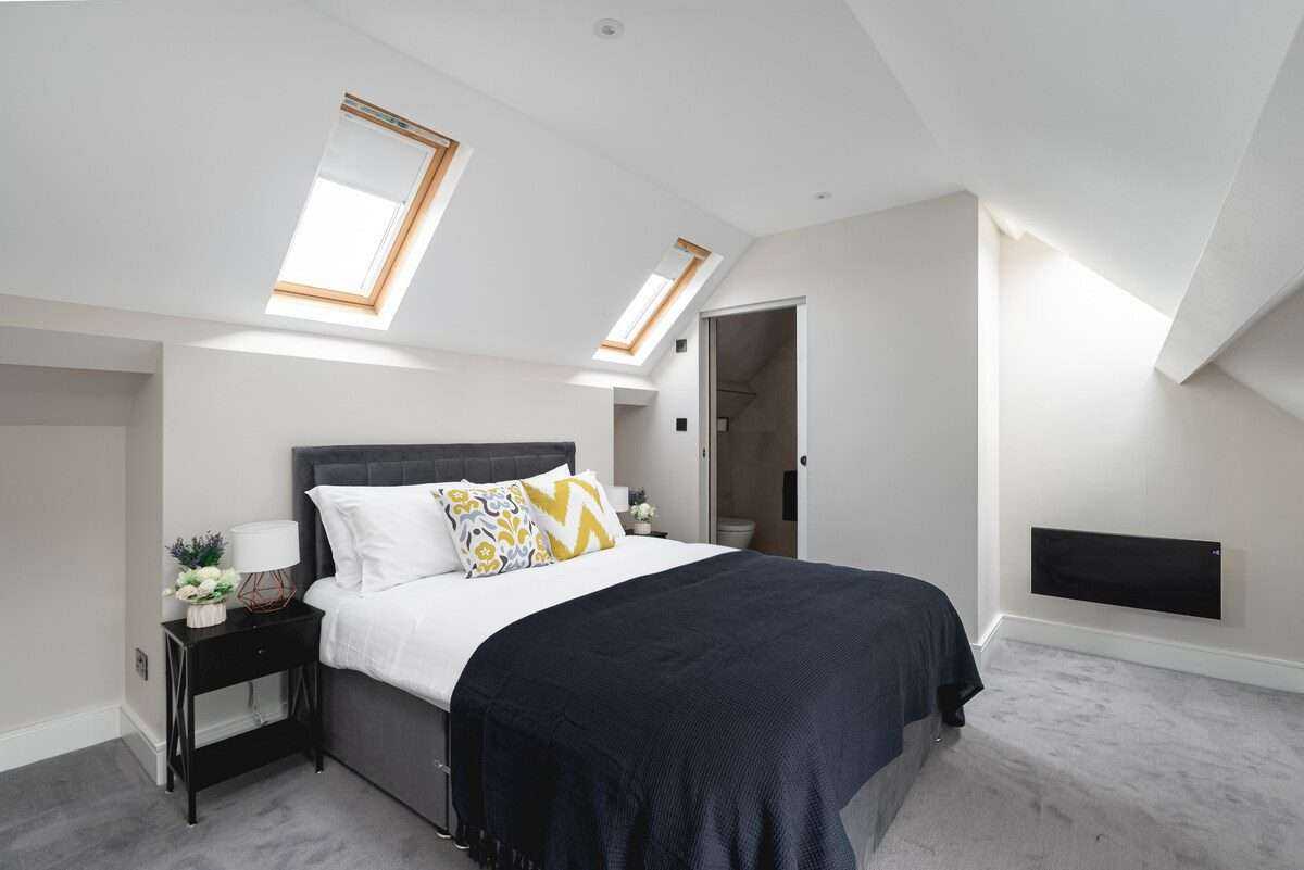 View 4 Bed Cozy Cockfosters Apartment Minutes to Tube in EN4 0DW 4 Bed Cozy Cockfosters Apartment Minutes to Tube in EN4 0DW - Property image 15 - VivreStays