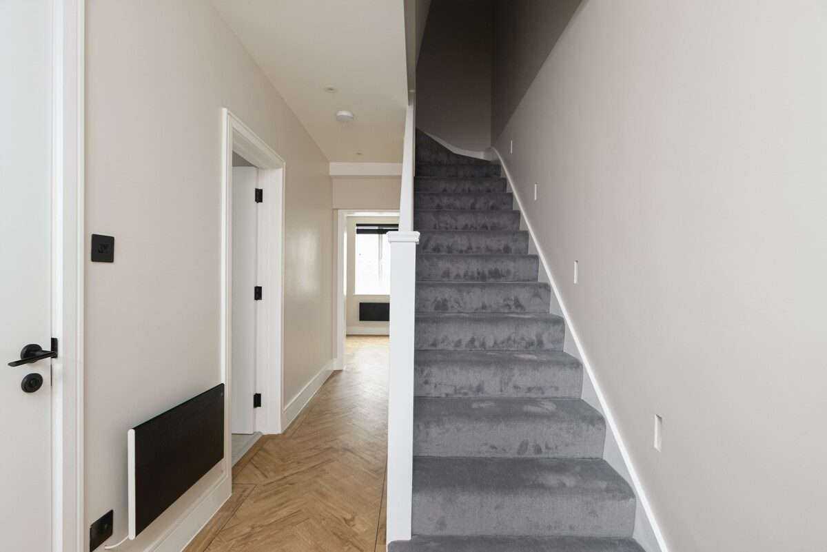 View 4 Bed Cozy Cockfosters Apartment Minutes to Tube in EN4 0DW 4 Bed Cozy Cockfosters Apartment Minutes to Tube in EN4 0DW - Property image 18 - VivreStays