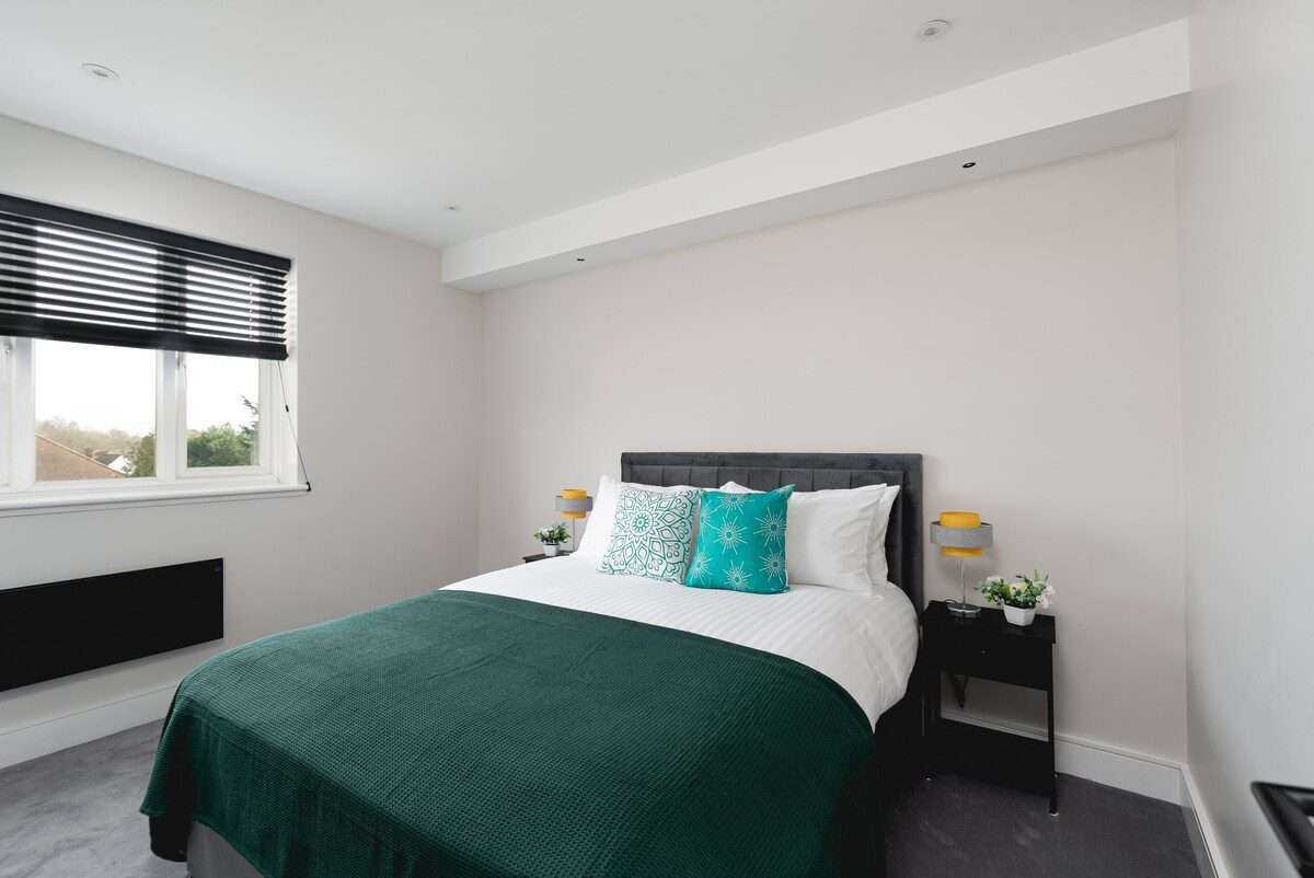 View 4 Bed Cozy Cockfosters Apartment Minutes to Tube in EN4 0DW 4 Bed Cozy Cockfosters Apartment Minutes to Tube in EN4 0DW - Property image 19 - VivreStays
