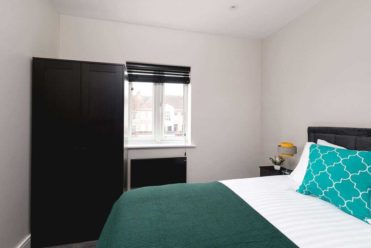 View 4 Bed Cozy Cockfosters Apartment Minutes to Tube in EN4 0DW 4 Bed Cozy Cockfosters Apartment Minutes to Tube in EN4 0DW - Property image 26 - VivreStays