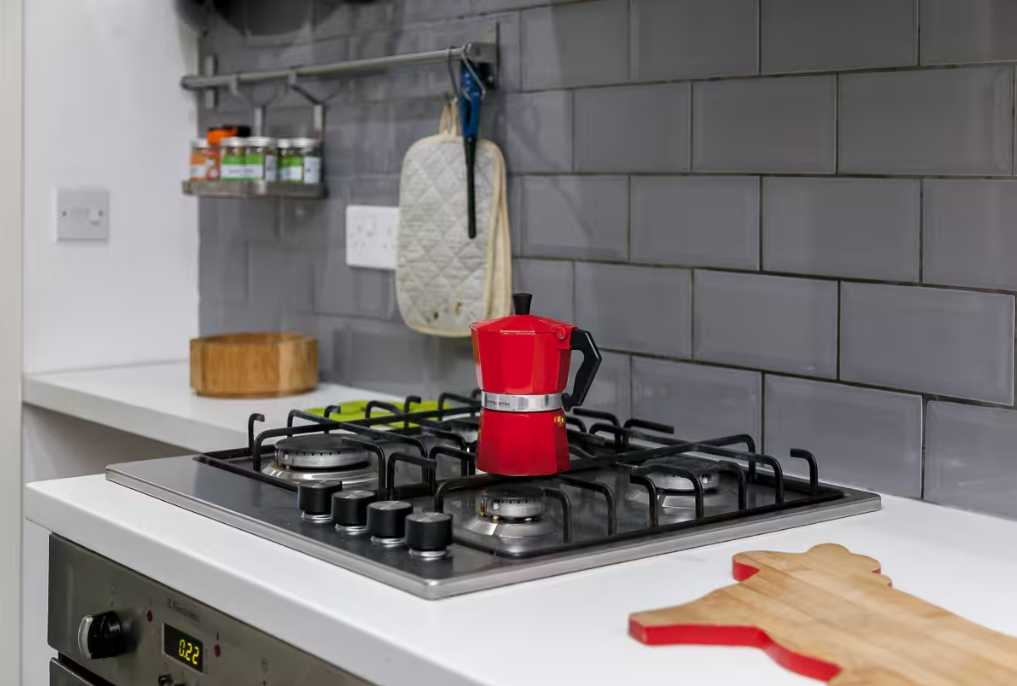 6 bed, 3 bath | Parking | Garden | Air conditioning | Downhills Way N17 in 62 Downhills Way, N17 6BB - Property image 6 - VivreStays