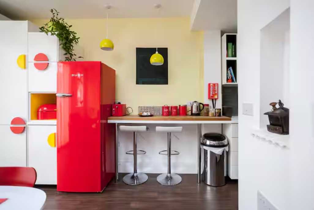 6 bed, 3 bath | Parking | Garden | Air conditioning | Downhills Way N17 in 62 Downhills Way, N17 6BB - Property image 2 - VivreStays