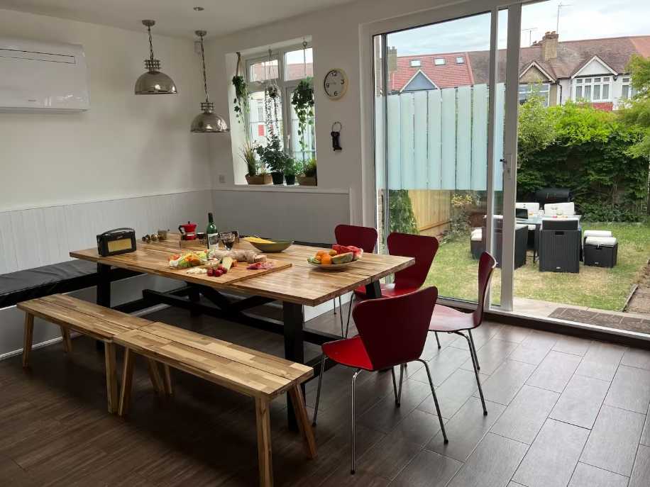 6 bed, 3 bath | Parking | Garden | Air conditioning | Downhills Way N17 in 62 Downhills Way, N17 6BB - Property image 10 - VivreStays