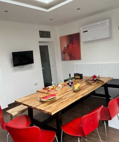 6 bed, 3 bath | Parking | Garden | Air conditioning | Downhills Way N17 in 62 Downhills Way, N17 6BB - Property image 11 - VivreStays