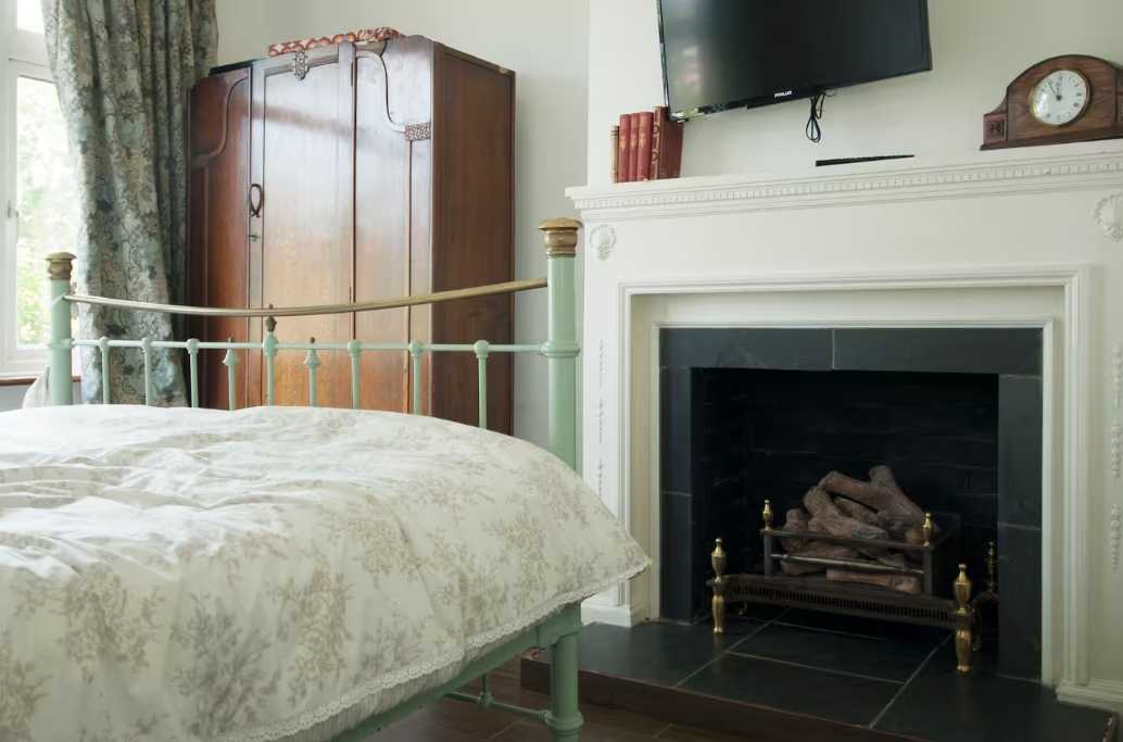 6 bed, 3 bath | Parking | Garden | Air conditioning | Downhills Way N17 in 62 Downhills Way, N17 6BB - Property image 13 - VivreStays