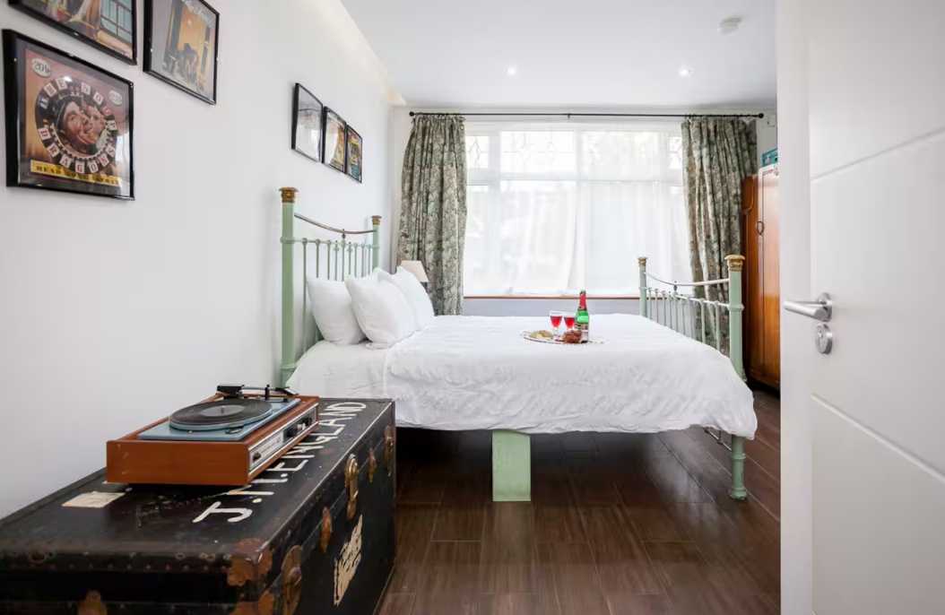 6 bed, 3 bath | Parking | Garden | Air conditioning | Downhills Way N17 in 62 Downhills Way, N17 6BB - Property image 17 - VivreStays