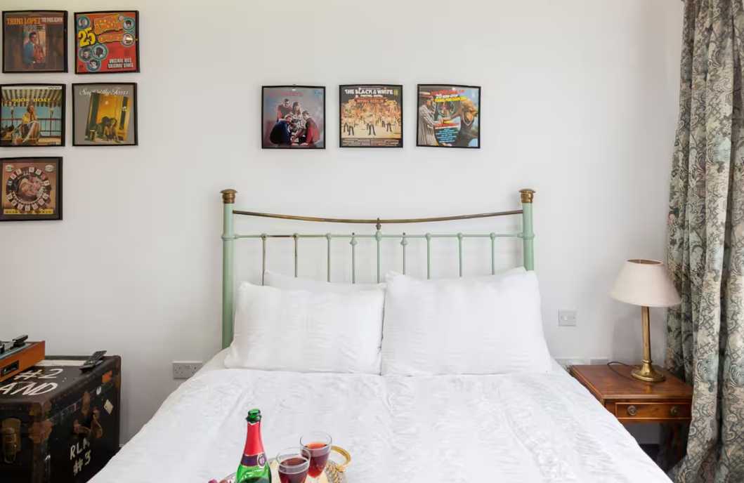 6 bed, 3 bath | Parking | Garden | Air conditioning | Downhills Way N17 in 62 Downhills Way, N17 6BB - Property image 18 - VivreStays
