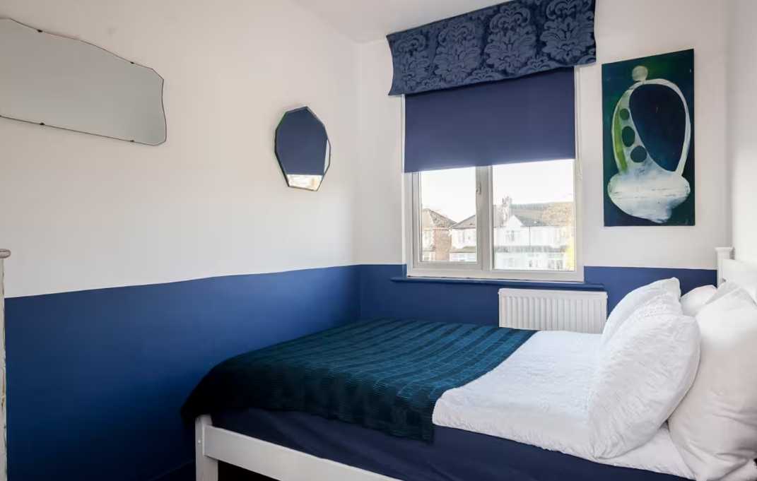 6 bed, 3 bath | Parking | Garden | Air conditioning | Downhills Way N17 in 62 Downhills Way, N17 6BB - Property image 25 - VivreStays