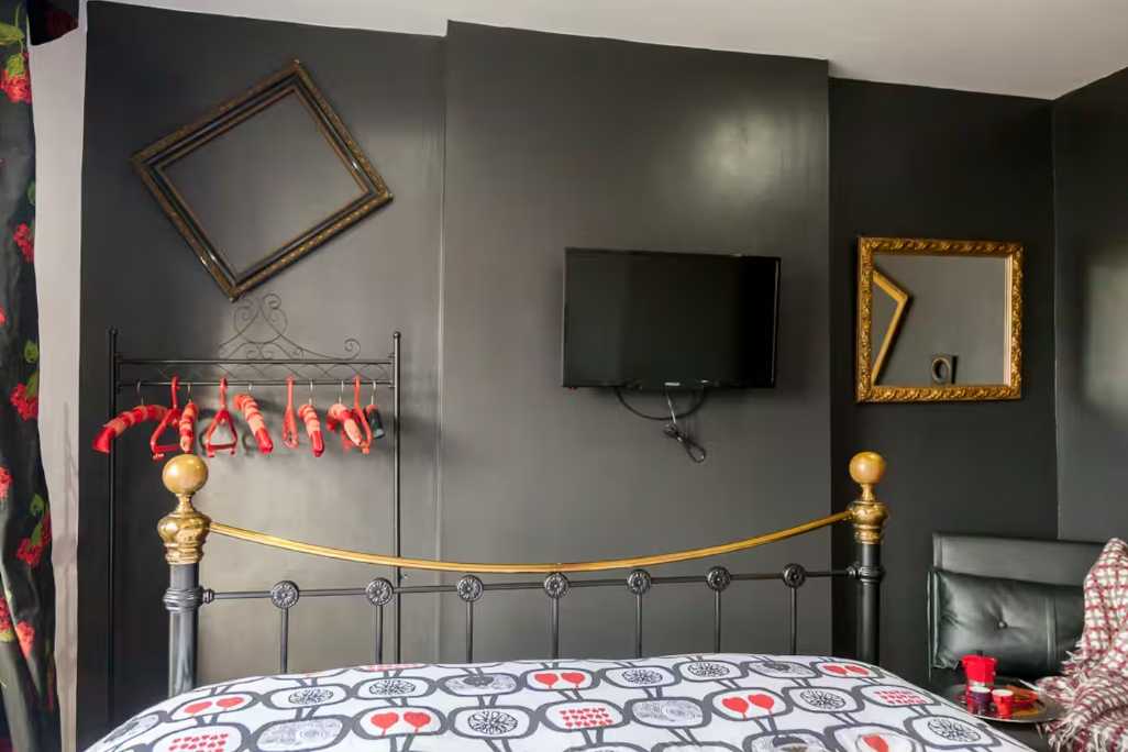 6 bed, 3 bath | Parking | Garden | Air conditioning | Downhills Way N17 in 62 Downhills Way, N17 6BB - Property image 26 - VivreStays