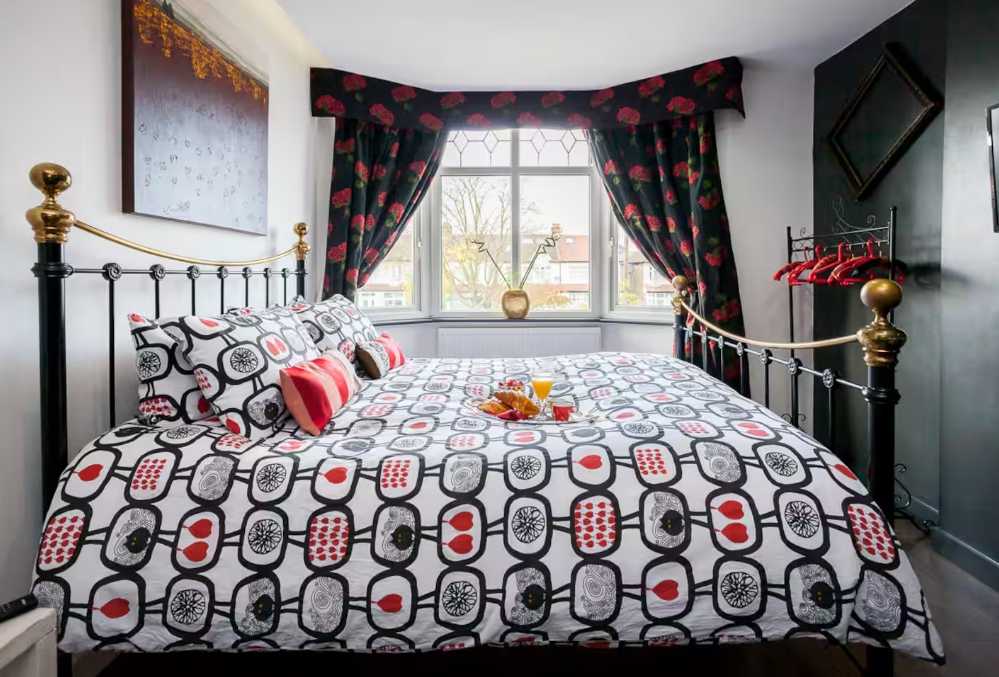 6 bed, 3 bath | Parking | Garden | Air conditioning | Downhills Way N17 in 62 Downhills Way, N17 6BB - Property image 28 - VivreStays