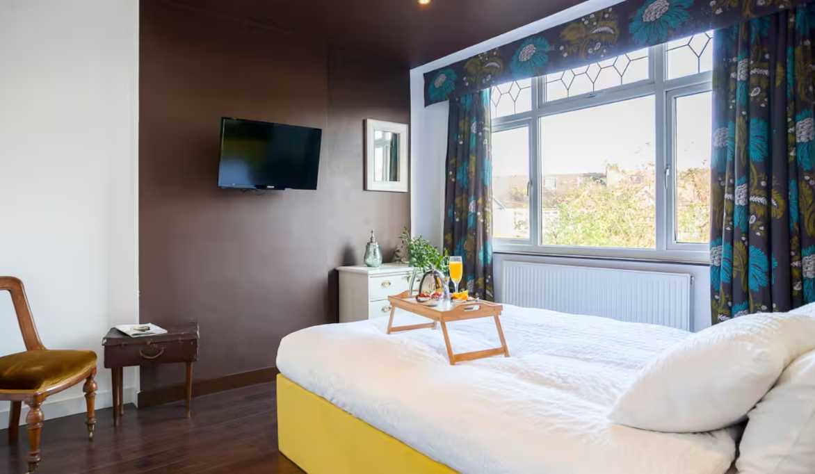 6 bed, 3 bath | Parking | Garden | Air conditioning | Downhills Way N17 in 62 Downhills Way, N17 6BB - Property image 30 - VivreStays