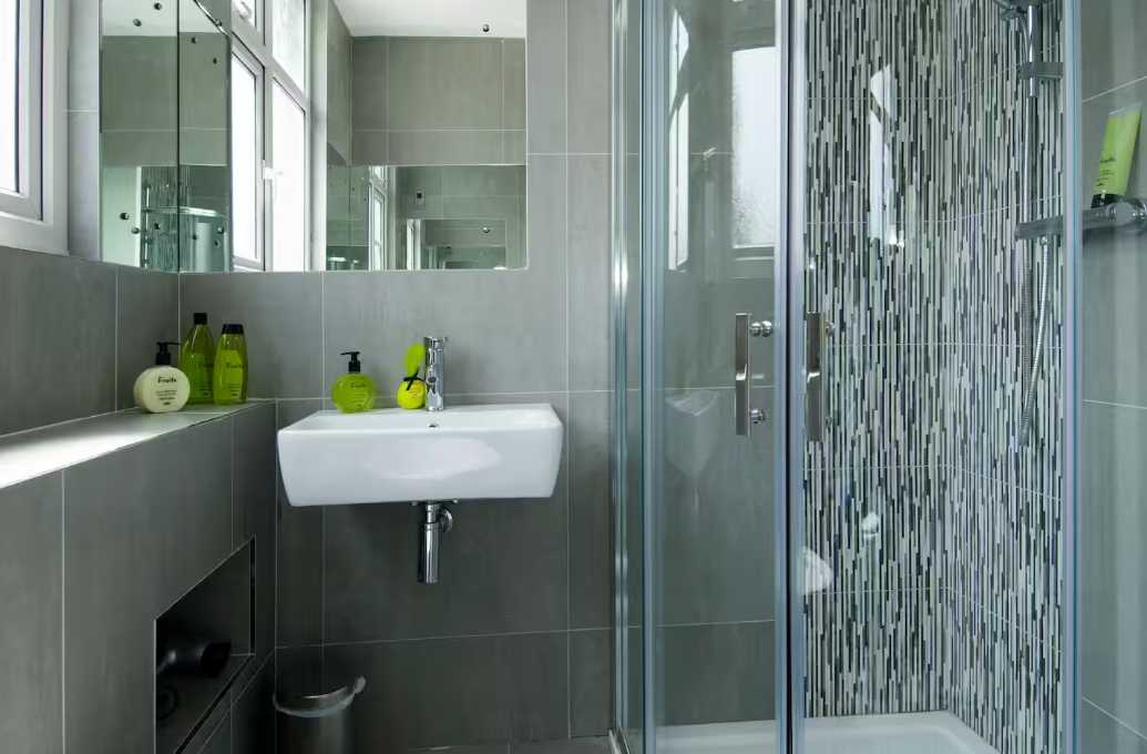 6 bed, 3 bath | Parking | Garden | Air conditioning | Downhills Way N17 in 62 Downhills Way, N17 6BB - Property image 39 - VivreStays