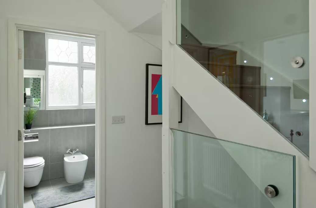 6 bed, 3 bath | Parking | Garden | Air conditioning | Downhills Way N17 in 62 Downhills Way, N17 6BB - Property image 41 - VivreStays