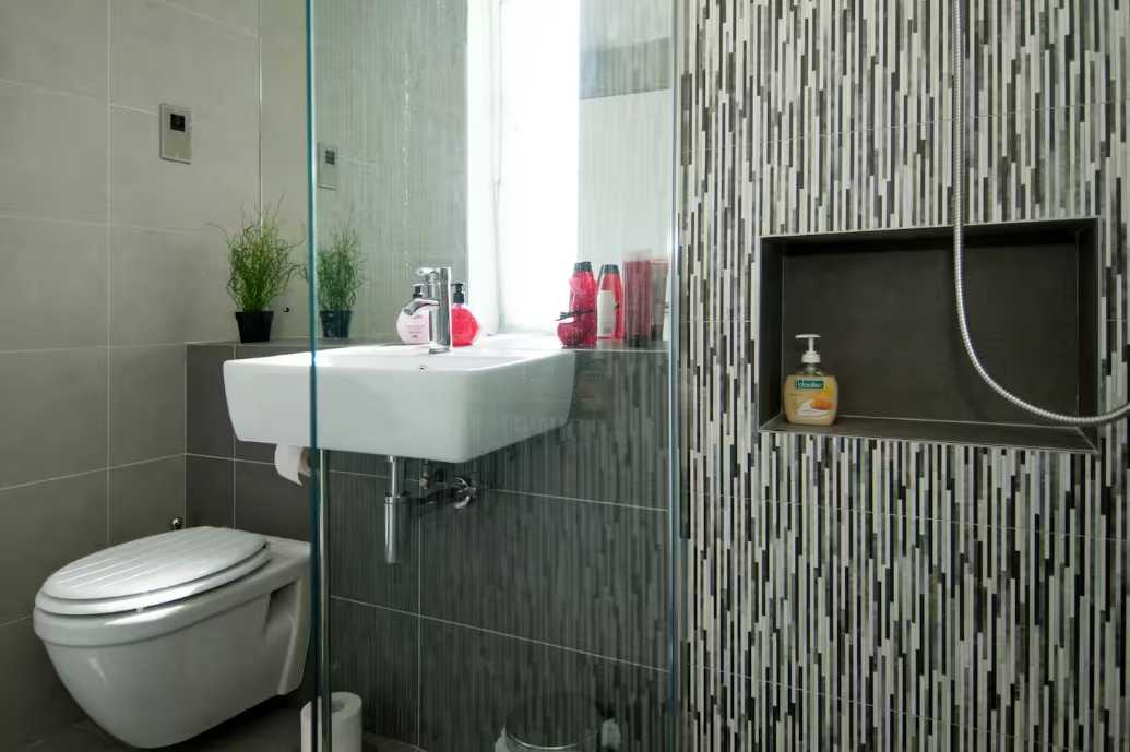 6 bed, 3 bath | Parking | Garden | Air conditioning | Downhills Way N17 in 62 Downhills Way, N17 6BB - Property image 42 - VivreStays