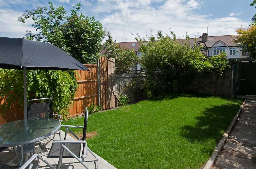 6 bed, 3 bath | Parking | Garden | Air conditioning | Downhills Way N17 in 62 Downhills Way, N17 6BB - Property image 44 - VivreStays