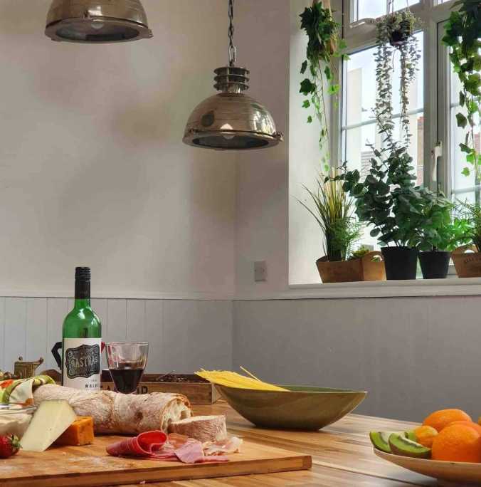 6 bed, 3 bath | Parking | Garden | Air conditioning | Downhills Way N17 in 62 Downhills Way, N17 6BB - Property image 3 - VivreStays